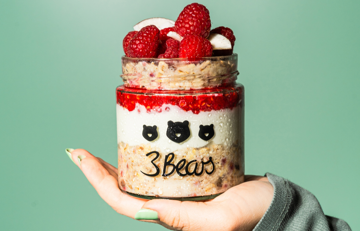 Breakfast trend 2025: Coconut-raspberry overnight oats in a layered gl