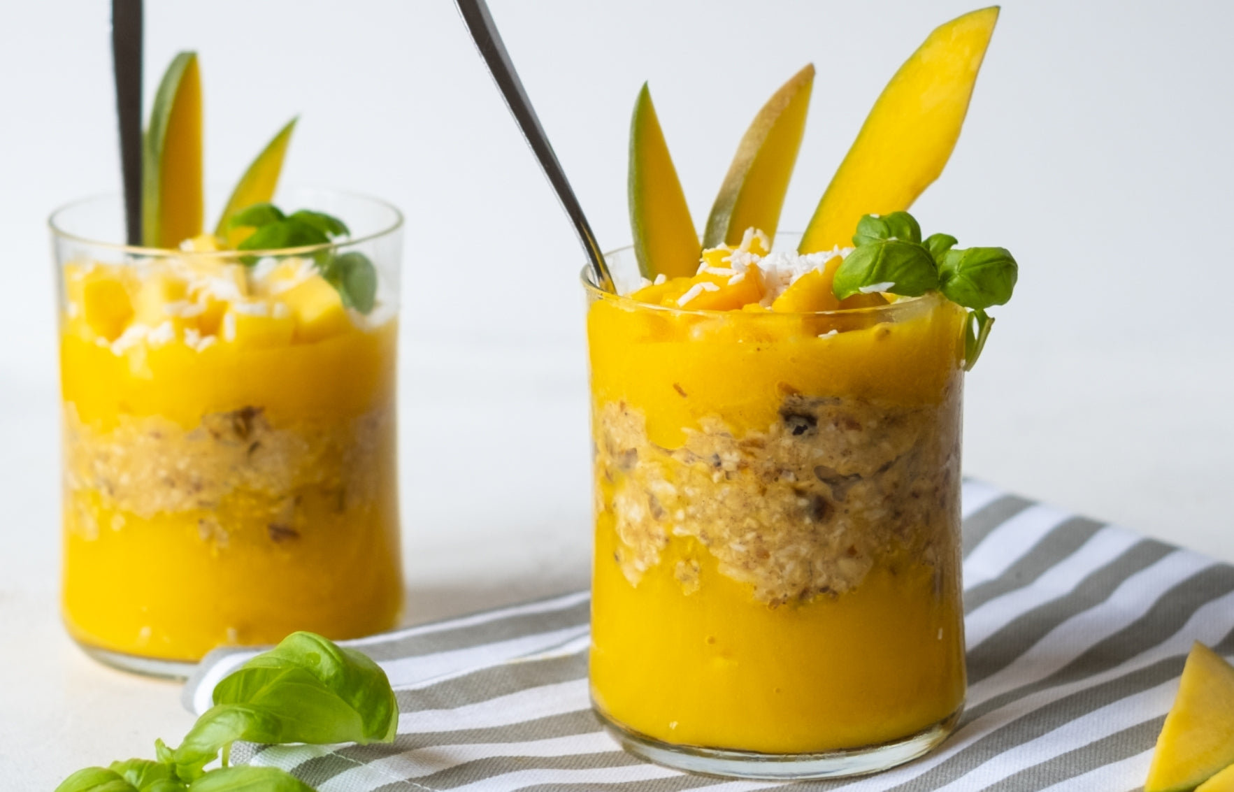Sommerliche Overnight Oats mit Mango und Kokos