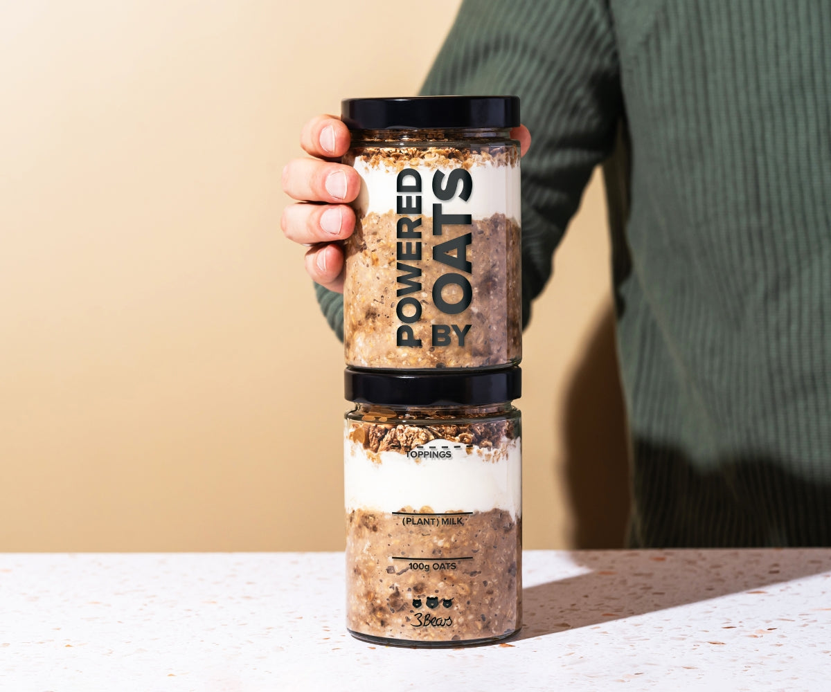 Leak-proof overnight oats jar full of fruit, yogurt and granola with preparation markings