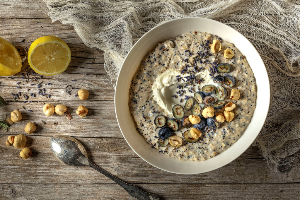 Lavendel-Porridge mit Heidelbeeren