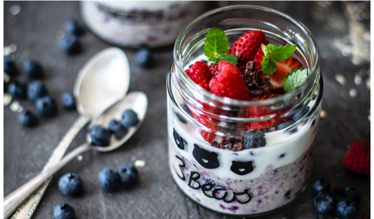 Overnight Oats mit Joghurt und frischen Beeren