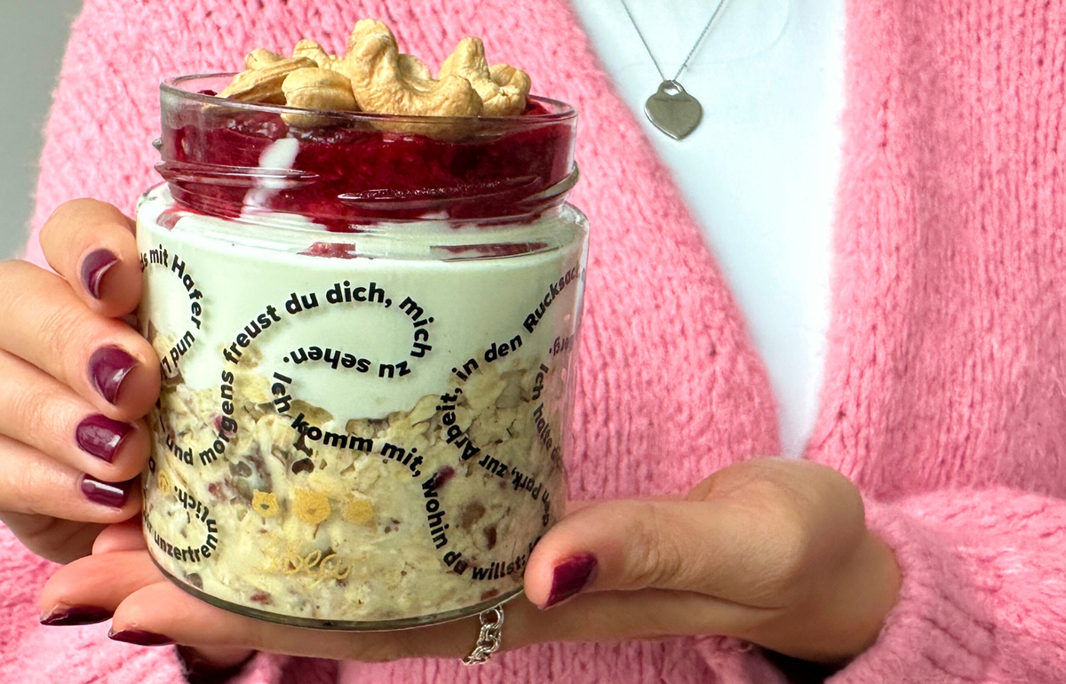 Crunchy coconut raspberry overnight oats