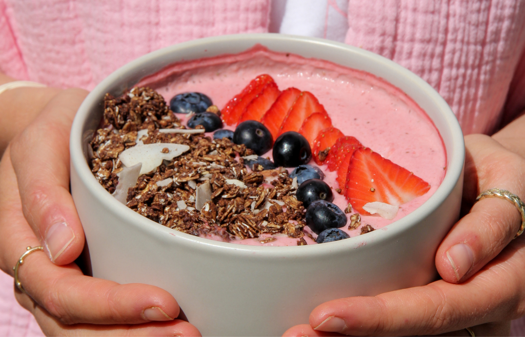 https://3bears.com/cdn/shop/articles/Rezepte_-_Vegane_Pink_Berry_Smoothie_Bowl_88d5a2a9-f211-49d5-a22d-31cf6e4fc70e.png?v=1761039415&width=1024
