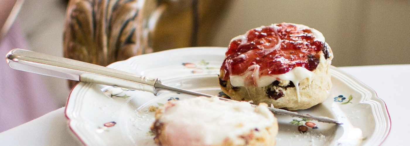 Scones mit Himbeer-Frosting