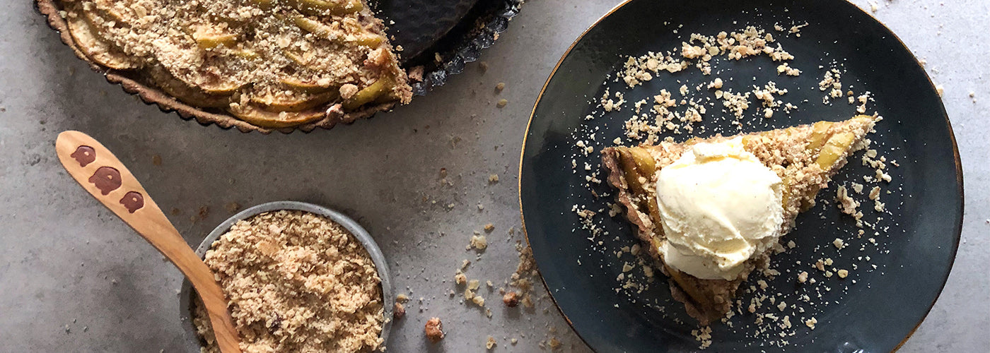 Haferflocken-Apfelkuchen mit Vanilleeis